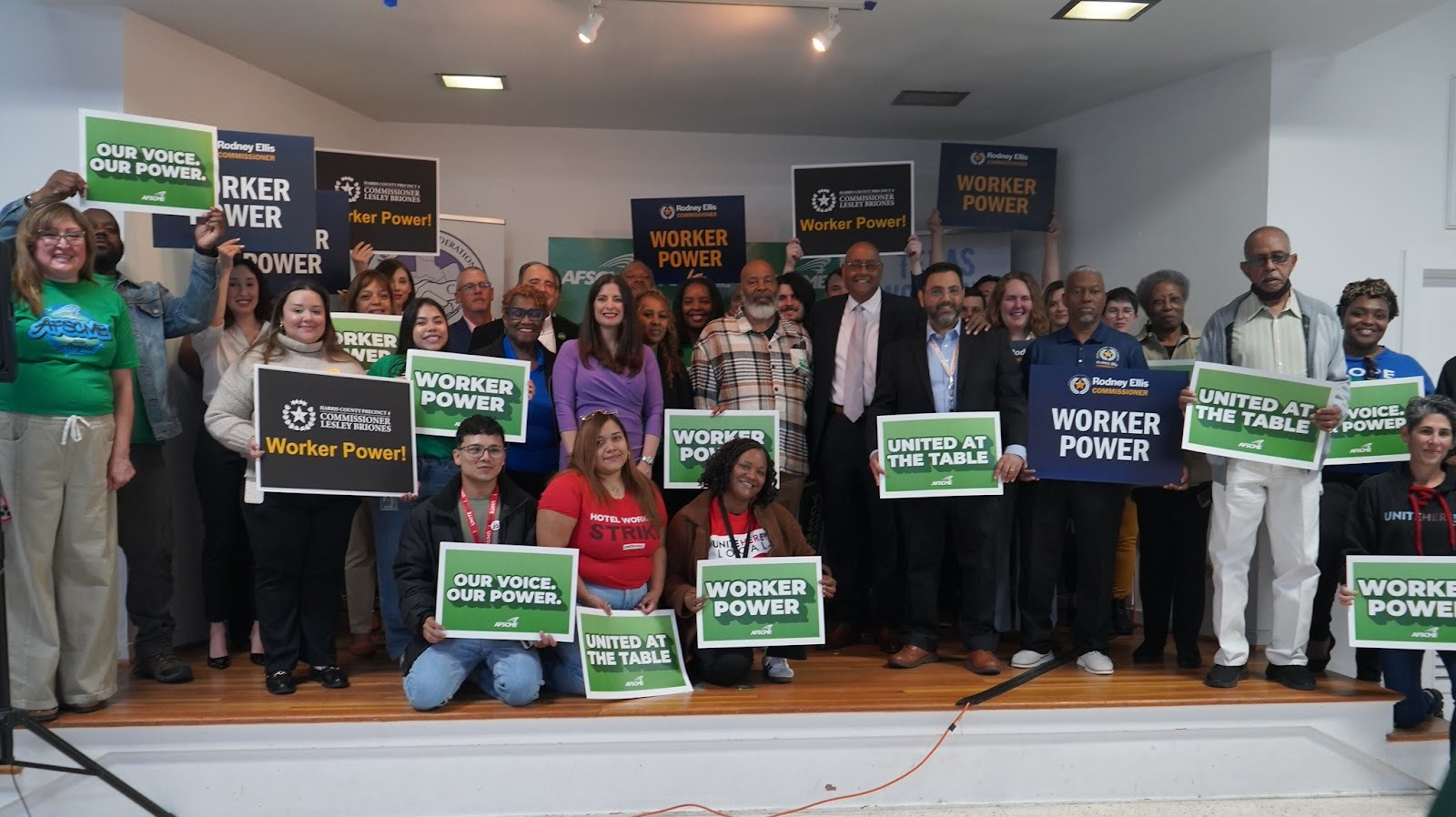 Union members and other press conference participants posing for a group picture.